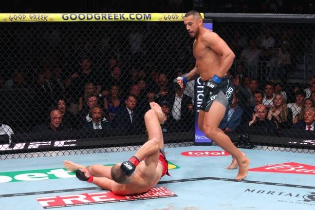 카를로스 울버그(오른쪽)가 12일 'UFC 327: 프로하스카 vs 울버그' 메인 이벤트에서 1라운드에서 유리 프로하스카를 눕히고 공격을 노리고 있다. /사진=UFC 제공