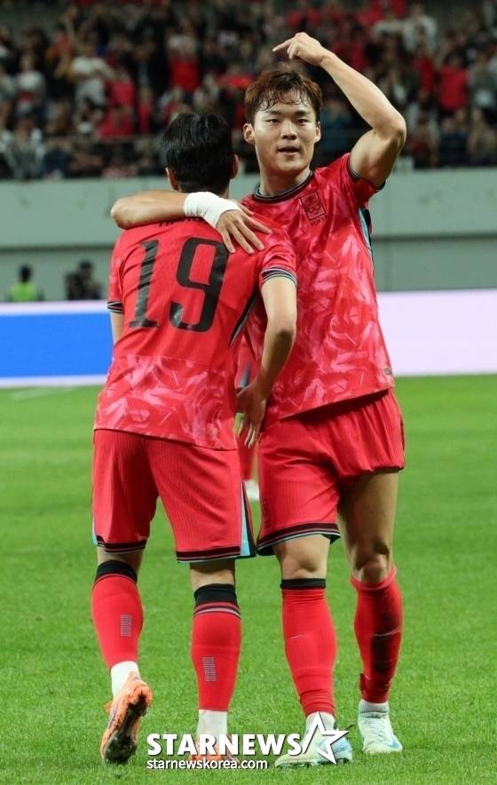 한국 축구 국가대표팀이 지난 10월 14일 서울월드컵경기장에서 파라과이 대표팀과 친선경기를 벌였다. 오현규가 두 번째 골을 터뜨린 후 어시스트를 한 이강인과 기뻐하고 있다. /사진=김진경 대기자