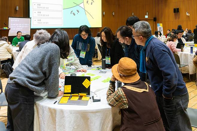 지난 2월 28일 서울시청 다목적홀에서 열린 ‘모두를 위한 기후시민의회’에서 참여자들이 토론을 하고 있다. 기후시민의회 주최 제공