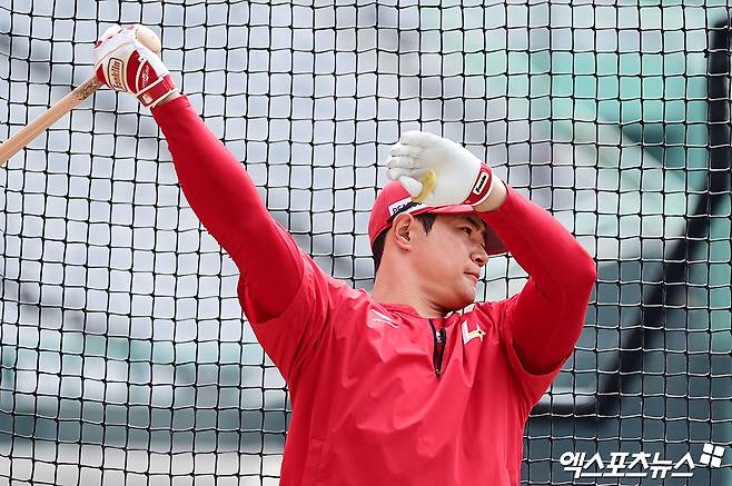 29일 오후 인천SSG랜더스필드에서 열리는 '2026 신한 SOL Bank KBO리그' KIA 타이거즈와 SSG 랜더스의 경기에 앞서 SSG 김재환이 타격 훈련을 하고 있다. 엑스포츠뉴스 DB
