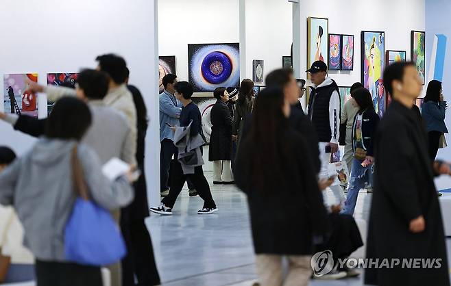 예술이 필요한 시대 (서울=연합뉴스) 신준희 기자 = 8일 서울 강남구 코엑스에서 열린 화랑미술제를 찾은 관람객들이 미술 작품을 감상하고 있다. 2026.4.8 hama@yna.co.kr