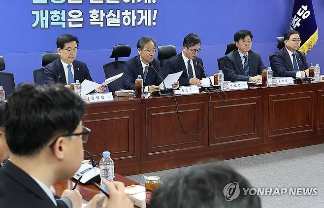 중동전쟁 경제 대응 특위 3차 회의 (서울=연합뉴스) 배재만 기자 = 더불어민주당 '중동 상황 경제 대응 특별위원회' 위원장인 유동수 의원(왼쪽 두 번째)이 13일 국회 의원회관에서 열린 '중동전쟁 경제 대응 특위 3차 회의'에서 발언하고 있다. 2026.4.13 scoop@yna.co.kr