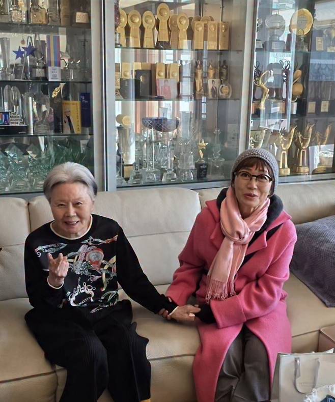 하춘화가 치매 투병 중인 태진아 아내를 문병했다. / 사진=태진아 SNS