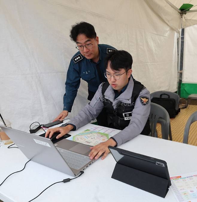 축제안전관리시 CCTV와 인파시스템을 운영하고 있는 장면.(사진=장병일 기자)