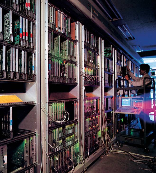 ETRI 연구진이 개발한 TDX를 살펴보고 있다. (사진=ETRI 제공)