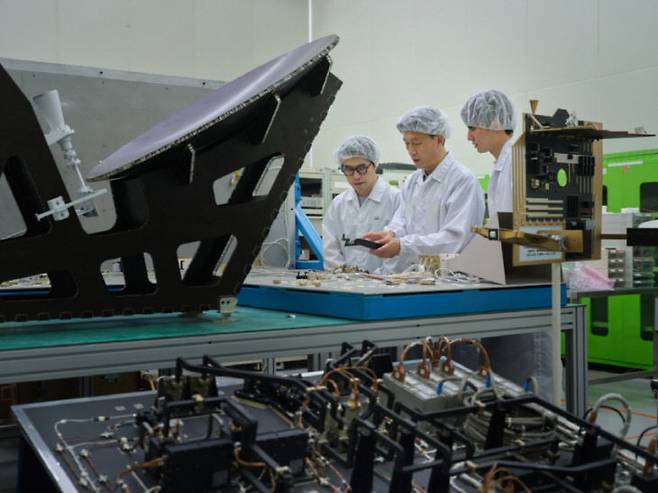 6G를 위한 지상-위성 통합 네트워크 시스템을 개발 중인 연구진 모습 (사진=ETRI 제공)