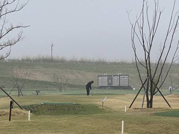 12일 오전 6시께 휴장 중인 화순군 청풍면 화순파크골프장에서 한 이용객이 무단 침입해 골프 연습을 하고 있다.