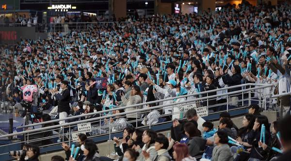 NC 팬들이 지난달 31일 창원NC파크에서 열린 프로야구 2026 KBO리그 롯데 자이언츠와 경기에서 응원하고 있다. /연합뉴스