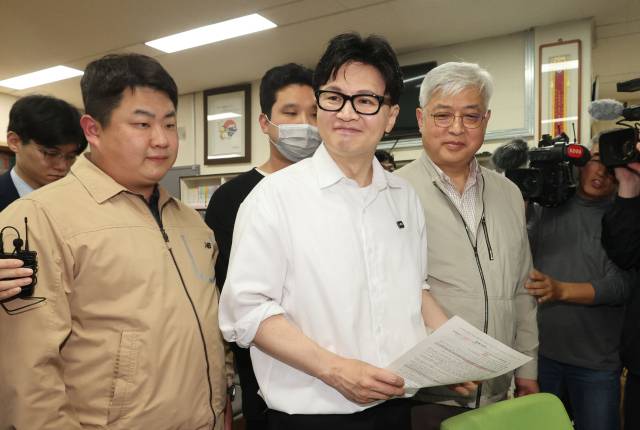 부산 북갑 보궐선거에 출마가 유력시되는 한동훈 전 국민의힘 대표가 14일 오후 부산 북구 만덕2동 행정복지센터에서 전입신고를 하고 있다. 정종회 기자 jjh@