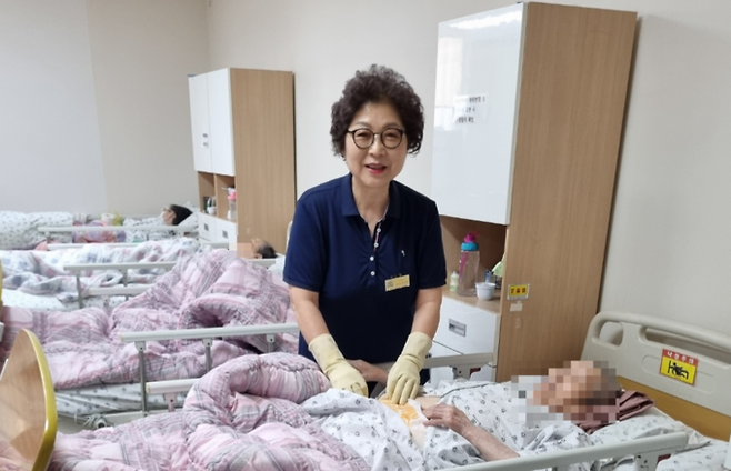 ▲ 환자를 돌보고 있는 장정희 대구요양병원 간병팀장.