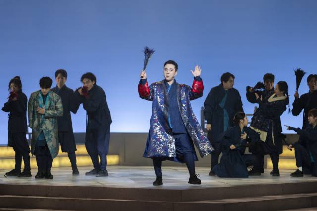 지난 10일 신축 진해아트홀 시범 공연으로 선보인 뮤지컬 ‘조선 이야기꾼 전기수’에서 출연진들이 연기하고 있다./창원문화재단/
