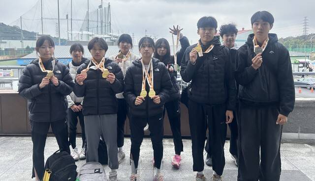 '익산 보석배 2026 전국 육상경기대회'에서 좋은 성적을 거둔 북삼중 육상부 선수들이 기념 사진을 찍고 있다. 북삼중학교 제공