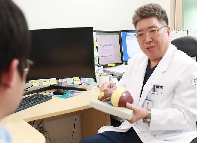 ▲장재영 순천향대 서울병원 교수가 감염·간경변증·간암의 원인과 증상, 치료법 등에 대해 설명하고 있다. 사진=순천향대 서울병원