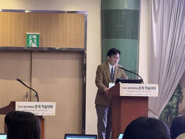 아밀로이드 PET과 뇌척수액(CSF) 검사 간 불일치와 보완적 해석에 대해 발표하는 박영호 서울의대 신경과 교수 / 디멘시아뉴스