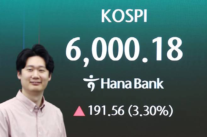 14일 오전 서울 중구 하나은행 본점 딜링룸 전광판에 코스피 지수 등이 나오고 있다.(사진=연합뉴스)