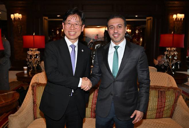오태석 우주항공청장(왼쪽)이 아흐메드 벨훌 알 팔라시(Ahmad Belhoul Al Falasi) UAE 우주청 의장과 기념촬영을 하고 있다.(사진=우주항공청)