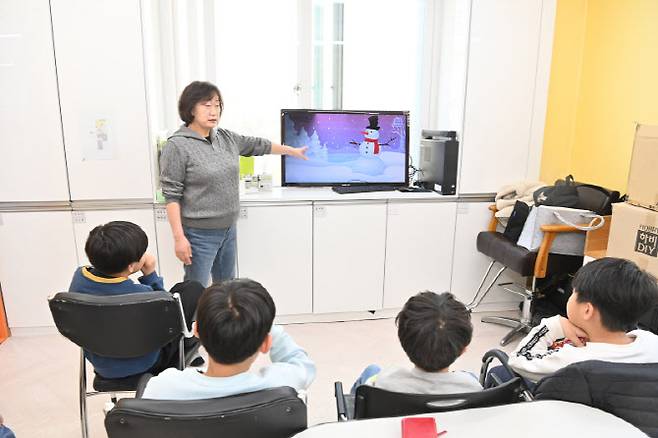 어르신 영어 멘토 사업에 참여한 노인이 아이들에게 영어 공부를 가르치고 있다.(사진=하남시)