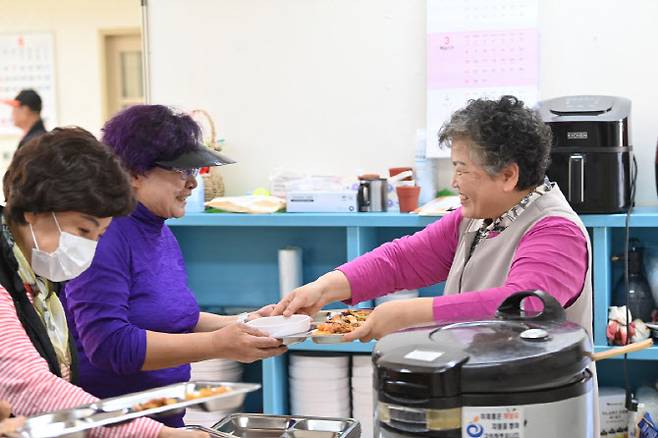하남시 미사강변14단지 경로당을 찾은 어르신들이 차례로 배식을 받으며 활기찬 점심시간을 보내고 있다. 하남시는 급식도우미 지원을 통해 경로당의 식사 준비 부담을 덜어내는 동시에 어르신들에게 영양가 높은 식단과 따뜻한 소통의 기회를 제공하고 있다.(사진=하남시)