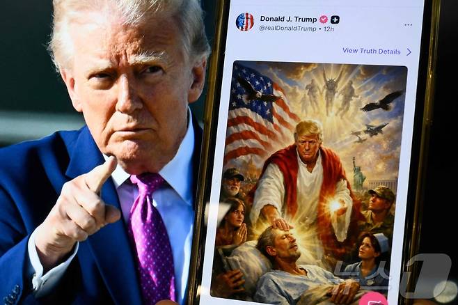 도널드 트럼프 미국 대통령이 자신의 소셜미디어 트루스소셜에서 자신을 예수처럼 묘사한 인공지능(AI) 생성 그림을 공유했다가 비판이 이어지자 삭제했다. ⓒ AFP=뉴스1