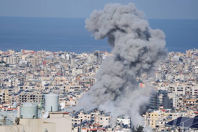 레바논 베이루트 남부 교외에서 4일(현지시간) 이스라엘의 공습으로 연기가 피어오르고 있다. 2026.3.4 ⓒ 로이터=뉴스1