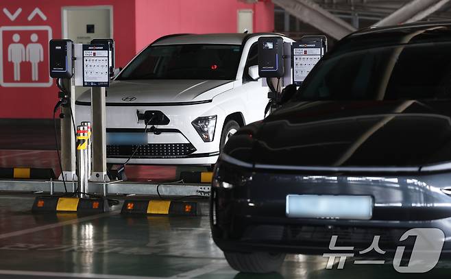 서울 시내의 한 복합쇼핑몰 내 전기차 충전구역. 2026.3.30 ⓒ 뉴스1 오대일 기자