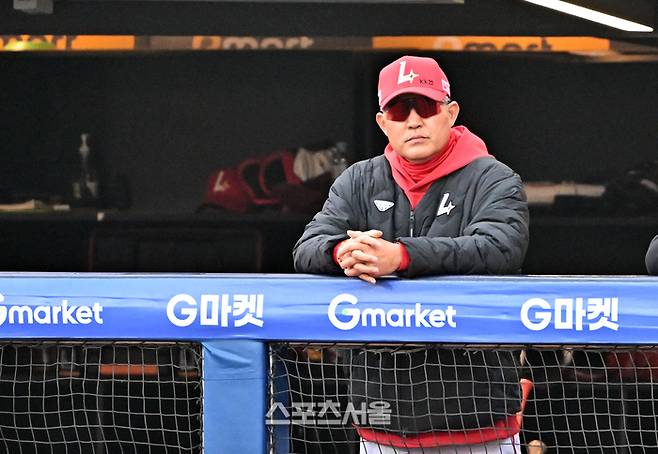 SSG 이숭용 감독이 1일 문학구장에서 열린 2026 KBO리그 키움과 경기서 선수들의 플레이를 지켜보고 있다. 문학 | 박진업 기자 upandup@sportsseoul.com