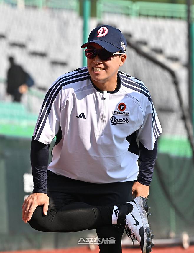 한화에서 두산으로 전격 트레이드 된 손아섭이 14일 문학구장에서 열리는 2026 KBO리그 SSG와의 경기에 앞서 스트레칭을 하고 있다. 문학 | 박진업 기자 upandup@sportsseoul.com