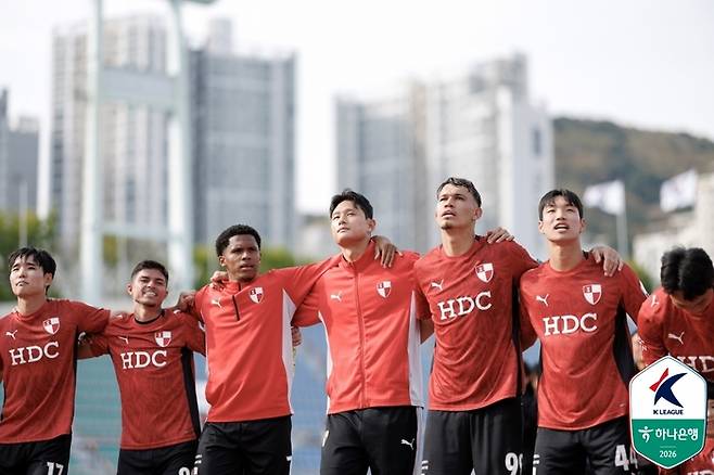 부산 선수들이 용인전에서 승리한 뒤 단체 세리머니를 펼치고 있다. 사진 | 한국프로축구연맹