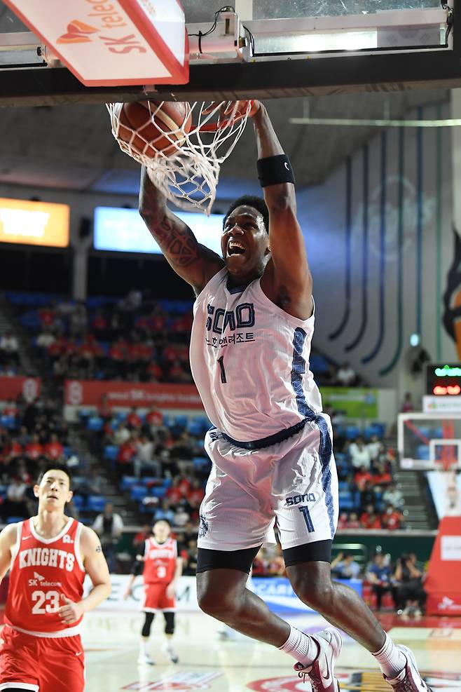 소노 나이트가 14일 잠실학생체육관에서 열린 2025~2026 LG전자 프로농구 6강 플레이오프 2차전 SK와 경기에서 덩크를 꽂고 있다. 사진 | KBL