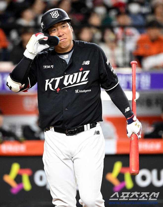 31일 대전한화생명볼파크에서 열린 KT와 한화의 경기. 자신이 친 파울 타구를 바라보는 KT 김현수. 대전=허상욱 기자wook@sportschosun.com