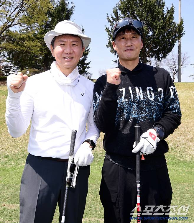 13일 용인 코리아CC에서 '2026 축구인 골프대회'가 열렸다. 함께 포즈를 취하고 있는 정몽규 대한축구협회 회장, 이정효 감독. 용인=송정헌 기자songs@sportschosun.com/2026.04.13/