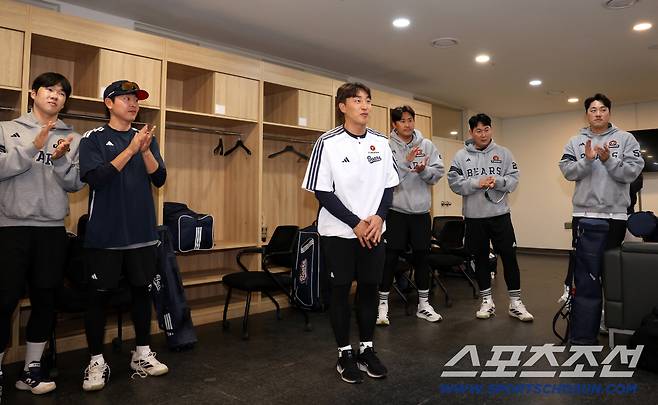 14일 인천 SSG랜더스필드에서 열린 SSG와 두산의 주중 3연전 첫 번째 경기. 두산 베어스 선수단과 첫 인사를 나누고 있는 손아섭. <사진제공=두산베어스>