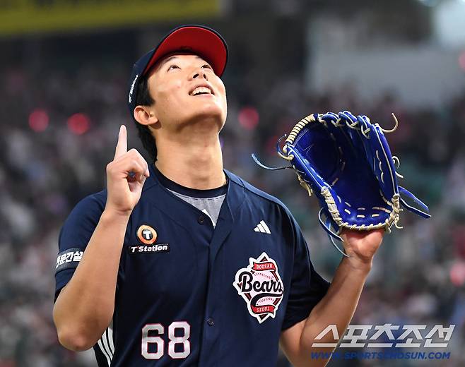 14일 인천 SSG랜더스필드에서 열린 SSG와 두산의 주중 3연전 첫 번째 경기. 6회 투구를 마치고 마운드를 내려오며 세리머니를 펼치고 있는 최민석. 인천=송정헌 기자songs@sportschosun.com/2026.04.14/