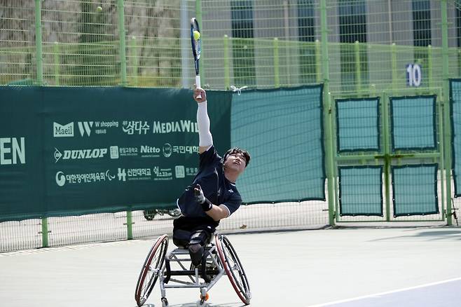 한국 휠체어테니스의 간판 임호원이 서브를 넣고 있다. 테니스코리아