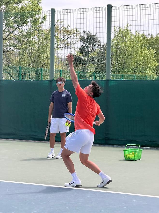 2년 만에 다시 부산오픈에 출전한 콜먼 웡과 임규태 코치. 임규태 코치 제공