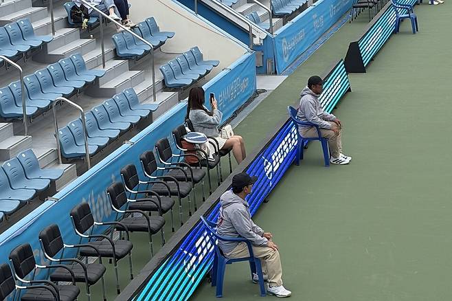 선수를 가까이서 지켜볼 수 있는 온코트 석.