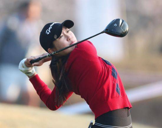 여중생 골퍼 김서아가 KLPGA 투어 더 시에나 오픈에서 호쾌하게 티샷을 하고 있다. KLPGA 제공