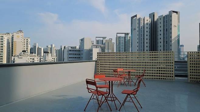 13일 찾은 마포구 상수동 에피소드 컨비니 홍대의 옥상 루프탑.이지은 기자