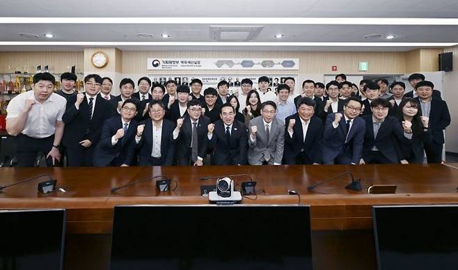 박홍근 기획예산처 장관이 포상 수여 후 직원들과 기념촬영을 하고 있다. 기획예산처.