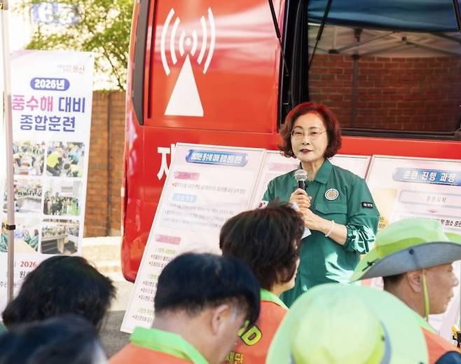 박희영 용산구청장이 13일 풍수해 종합훈련 현장에서 비상상황에 대해 설명하고 있다. 용산구 제공.