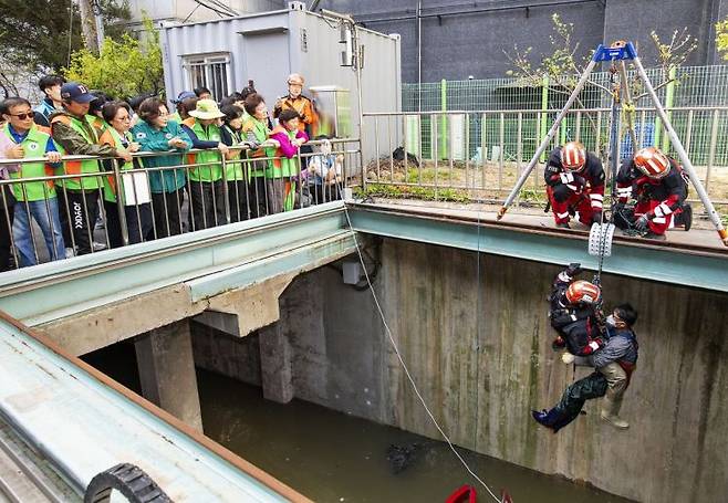 용산소방서 구조팀이 가상으로 고립된 침수 주민을 구하고 있다. 용산구 제공.