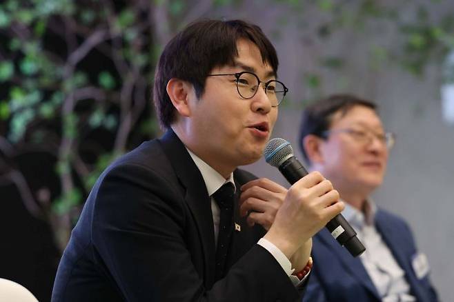 하정우 청와대 AI미래기획수석이 10일 서울 강남구 역삼동 GS타워에서 열린 AI혁신위원회 3차회의에서 발언하고 있다. 2026.4.10 연합뉴스