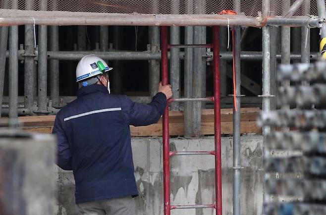 노동자가 숨지는 등의 중대재해가 발생하면 경영책임자를 처벌할 수 있도록 한 중대재해처벌법 시행 첫 날인 27일 경기도의 한 아파트 건설현장에서 관리자들이 현장 안전점검을 하고 있다./김현민 기자 kimhyun81@