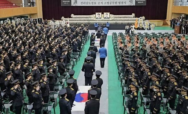 화재 진압 중 안타깝게 순직한 故 박승원 소방경과 故 노태영 소방교의 영결식이 14일 완도에서 거행됐다. 이준경 기자