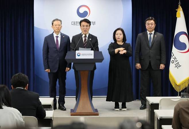 김민석 국무총리가 14일 서울 종로구 정부서울청사에서 제9회 동시지방선거 관련 대국민담화를 하고 있다. 왼쪽부터 정성호 법무부 장관, 김 총리, 윤호중 행정안전부 장관. 2026.4.14 uwg806@yna.co.kr 연합뉴스