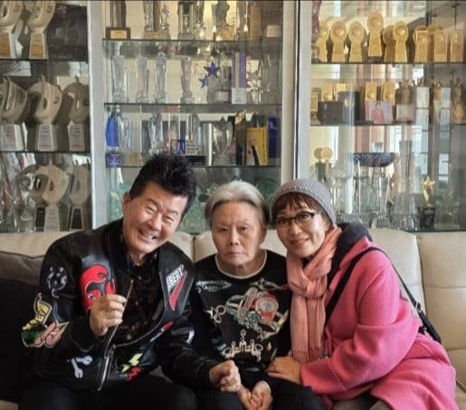 가수 태진아(왼쪽부터), 아내 이옥형씨, 하춘화. /태진아 인스타그램