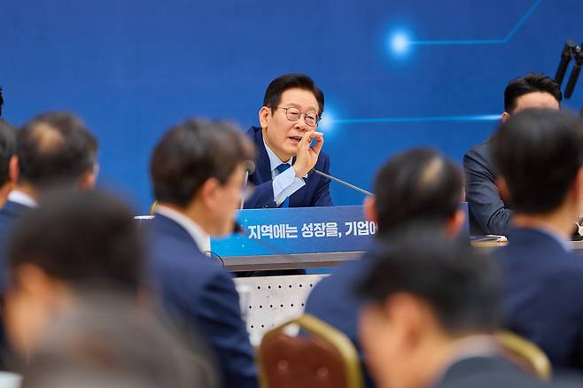 이재명 대통령이 지난해 12월 17일 세종시 정부세종컨벤션센터에서 열린 산업통상자원부·지식재산처·중소벤처기업부 업무보고에서 발언하고 있다./대통령실