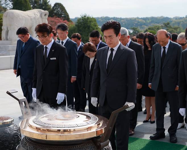 14일 더불어민주당 허태정 대전시장 후보가 국립대전현충원을 찾아 참배하고 있다. 허태정 후보 제공