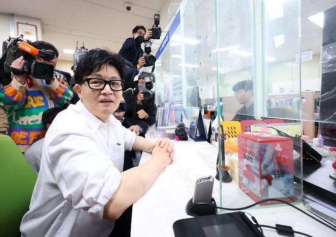 한동훈 전 국민의힘 대표가 14일 오후 부산 북구 만덕2동 행정복지센터를 찾아 전입신고를 하고 있다. ⓒ연합뉴스