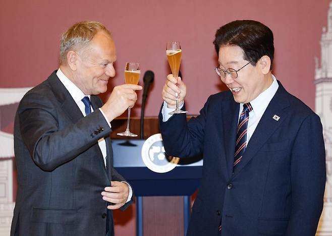 이재명 대통령(오른쪽)이 13일 청와대에서 열린 도날트 투스크 폴란드 총리 환영오찬에서 활짝 웃으며 건배를 제의하고 있다. 이 대통령은 “두 나라는 8000km 이상 떨어져 있지만 국토와 주권이 상실된 아픈 역사의 기억 앞에서 하나로 연결돼 있다”고 말했다. 청와대사진기자단